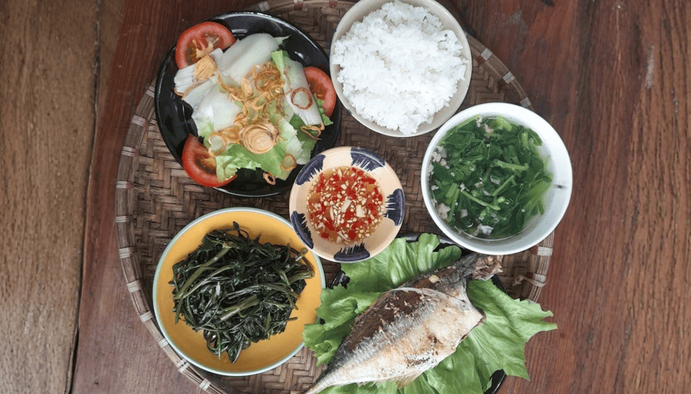 Bữa ăn tại Bếp Nhà Gỗ có giá 59.000 VND/phần, gồm 5 món đầy đủ cơm, canh, món chính, món phụ và salad (Nguồn: Fanpage Tiệm Cơm Bếp Nhà Gỗ)